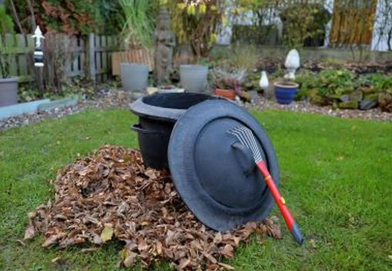  Product image 3 of the product “Bucket with 2 handle and cap (2 parts).  Made from recycled tyres. Dia. 52cm Height 53cm. ”